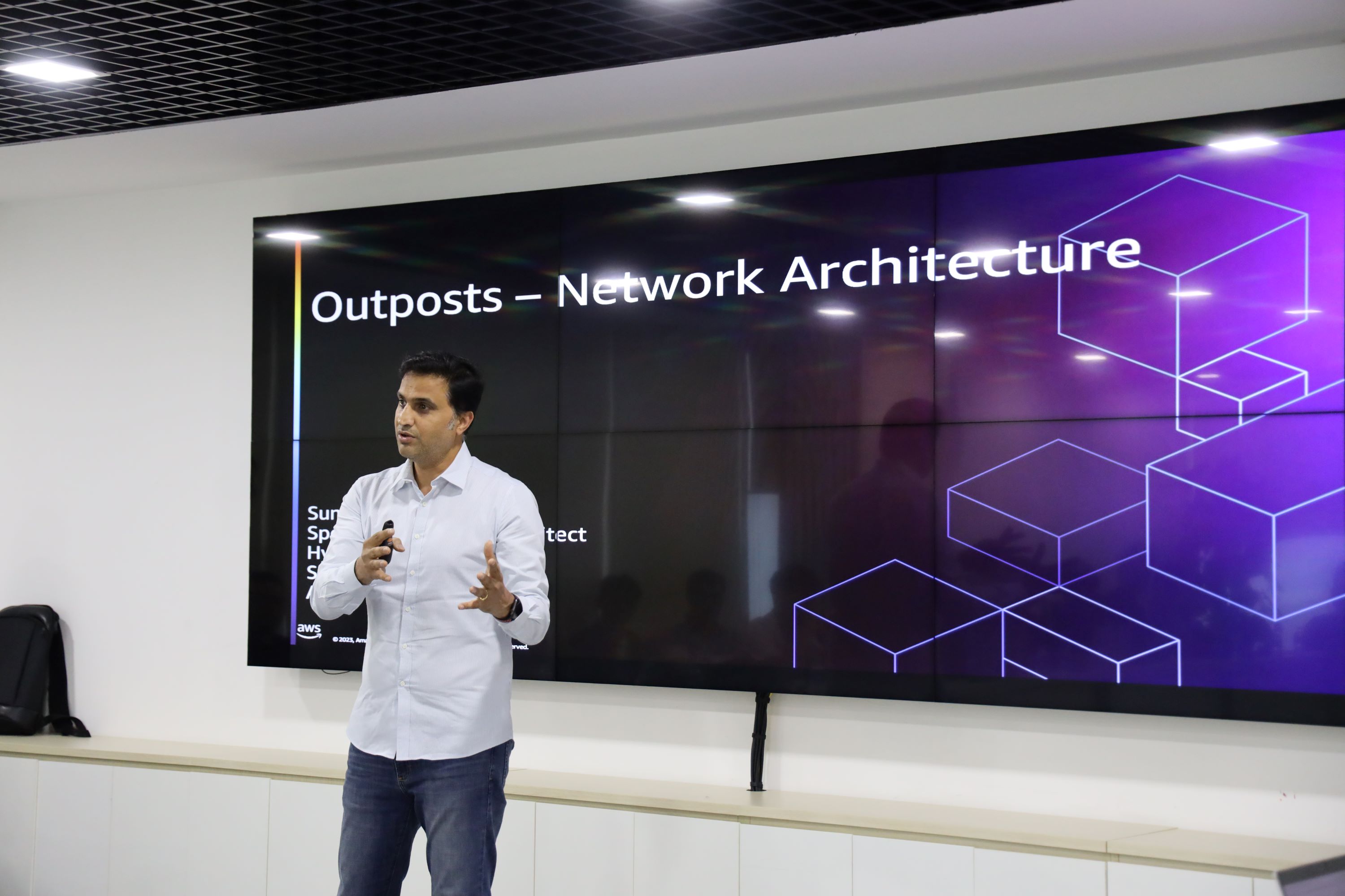 Amazon Web Service đào tạo giới thiệu về ‘Đám mây riêng tại chỗ’ - Amazon Outpost cho hơn 40 kỹ sư CNTT công ty ETC